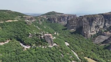 Meteora, Kalabaka, Yunanistan. Kurtarıcının Dönüşümü Manastırı. Meteora - kayalar, 600 metreye kadar. UNESCO listesinde yer alan 6 aktif Rum Ortodoks manastırı bulunuyor: Aerial View