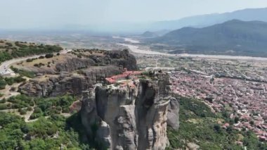 Meteora, Kalabaka, Yunanistan. Kurtarıcının Dönüşümü Manastırı. Meteora - kayalar, 600 metreye kadar. UNESCO listesinde yer alan 6 aktif Rum Ortodoks manastırı bulunuyor: Aerial View