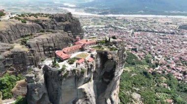 Meteora, Kalabaka, Yunanistan. Kurtarıcının Dönüşümü Manastırı. Meteora - kayalar, 600 metreye kadar. UNESCO listesinde yer alan 6 aktif Rum Ortodoks manastırı bulunuyor: Aerial View