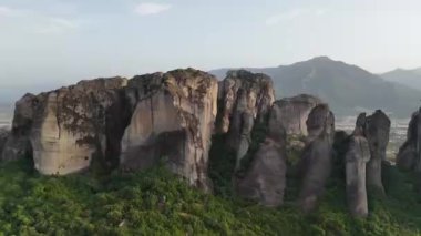 Meteora, Kalabaka, Yunanistan. Kurtarıcının Dönüşümü Manastırı. Meteora - kayalar, 600 metreye kadar. UNESCO listesinde yer alan 6 aktif Rum Ortodoks manastırı bulunuyor: Aerial View