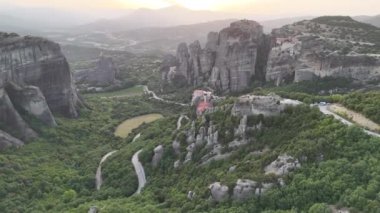 Meteora, Kalabaka, Yunanistan. Kurtarıcının Dönüşümü Manastırı. Meteora - kayalar, 600 metreye kadar. UNESCO listesinde yer alan 6 aktif Rum Ortodoks manastırı bulunuyor: Aerial View