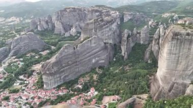 Meteora, Kalabaka, Yunanistan. Kurtarıcının Dönüşümü Manastırı. Meteora - kayalar, 600 metreye kadar. UNESCO listesinde yer alan 6 aktif Rum Ortodoks manastırı bulunuyor: Aerial View