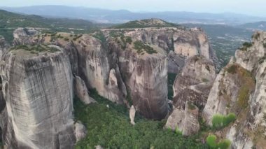 Meteora, Kalabaka, Yunanistan. Kurtarıcının Dönüşümü Manastırı. Meteora - kayalar, 600 metreye kadar. UNESCO listesinde yer alan 6 aktif Rum Ortodoks manastırı bulunuyor: Aerial View