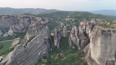 Meteora, Kalabaka, Yunanistan. Kurtarıcının Dönüşümü Manastırı. Meteora - kayalar, 600 metreye kadar. UNESCO listesinde yer alan 6 aktif Rum Ortodoks manastırı bulunuyor: Aerial View