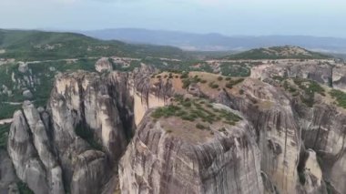 Meteora, Kalabaka, Yunanistan. Kurtarıcının Dönüşümü Manastırı. Meteora - kayalar, 600 metreye kadar. UNESCO listesinde yer alan 6 aktif Rum Ortodoks manastırı bulunuyor: Aerial View