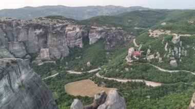Meteora, Kalabaka, Yunanistan. Kurtarıcının Dönüşümü Manastırı. Meteora - kayalar, 600 metreye kadar. UNESCO listesinde yer alan 6 aktif Rum Ortodoks manastırı bulunuyor: Aerial View