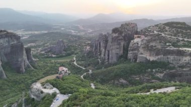 Meteora, Kalabaka, Yunanistan. Kurtarıcının Dönüşümü Manastırı. Meteora - kayalar, 600 metreye kadar. UNESCO listesinde yer alan 6 aktif Rum Ortodoks manastırı bulunuyor: Aerial View