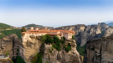 Meteora, Kalabaka, Yunanistan. Kurtarıcının Dönüşümü Manastırı. Meteora - kayalar, 600 metreye kadar. UNESCO listesinde yer alan 6 aktif Rum Ortodoks manastırı bulunuyor: Aerial View