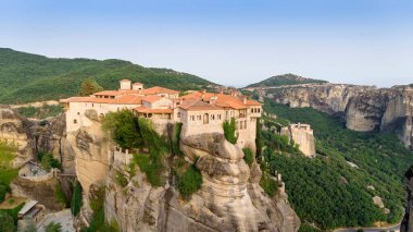 Meteora, Kalabaka, Yunanistan. Kurtarıcının Dönüşümü Manastırı. Meteora - kayalar, 600 metreye kadar. UNESCO listesinde yer alan 6 aktif Rum Ortodoks manastırı bulunuyor: Aerial View