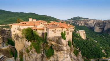 Meteora, Kalabaka, Yunanistan. Kurtarıcının Dönüşümü Manastırı. Meteora - kayalar, 600 metreye kadar. UNESCO listesinde yer alan 6 aktif Rum Ortodoks manastırı bulunuyor: Aerial View