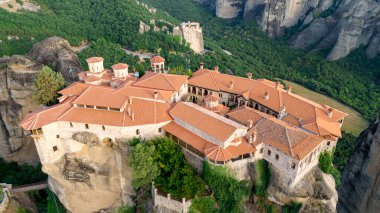 Meteora, Kalabaka, Yunanistan. Kurtarıcının Dönüşümü Manastırı. Meteora - kayalar, 600 metreye kadar. UNESCO listesinde yer alan 6 aktif Rum Ortodoks manastırı bulunuyor: Aerial View