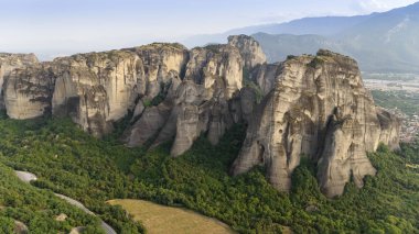 Meteora, Kalabaka, Yunanistan. Kurtarıcının Dönüşümü Manastırı. Meteora - kayalar, 600 metreye kadar. UNESCO listesinde yer alan 6 aktif Rum Ortodoks manastırı bulunuyor: Aerial View