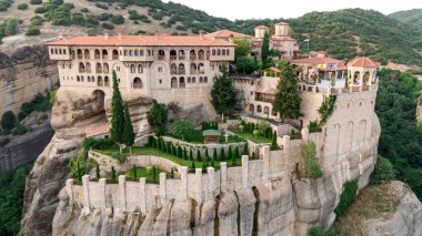 Meteora, Kalabaka, Yunanistan. Kurtarıcının Dönüşümü Manastırı. Meteora - kayalar, 600 metreye kadar. UNESCO listesinde yer alan 6 aktif Rum Ortodoks manastırı bulunuyor: Aerial View