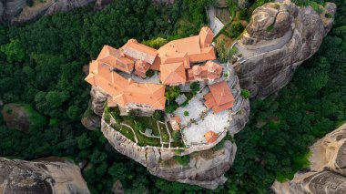 Meteora, Kalabaka, Yunanistan. Kurtarıcının Dönüşümü Manastırı. Meteora - kayalar, 600 metreye kadar. UNESCO listesinde yer alan 6 aktif Rum Ortodoks manastırı bulunuyor: Aerial View