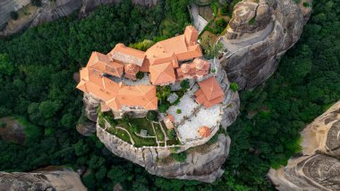 Meteora, Kalabaka, Yunanistan. Kurtarıcının Dönüşümü Manastırı. Meteora - kayalar, 600 metreye kadar. UNESCO listesinde yer alan 6 aktif Rum Ortodoks manastırı bulunuyor: Aerial View