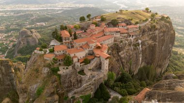 Meteora, Kalabaka, Yunanistan. Kurtarıcının Dönüşümü Manastırı. Meteora - kayalar, 600 metreye kadar. UNESCO listesinde yer alan 6 aktif Rum Ortodoks manastırı bulunuyor: Aerial View