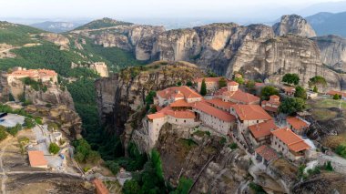 Meteora, Kalabaka, Yunanistan. Kurtarıcının Dönüşümü Manastırı. Meteora - kayalar, 600 metreye kadar. UNESCO listesinde yer alan 6 aktif Rum Ortodoks manastırı bulunuyor: Aerial View