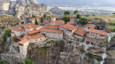 Meteora, Kalabaka, Yunanistan. Kurtarıcının Dönüşümü Manastırı. Meteora - kayalar, 600 metreye kadar. UNESCO listesinde yer alan 6 aktif Rum Ortodoks manastırı bulunuyor: Aerial View