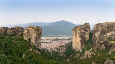 Meteora, Kalabaka, Yunanistan. Kurtarıcının Dönüşümü Manastırı. Meteora - kayalar, 600 metreye kadar. UNESCO listesinde yer alan 6 aktif Rum Ortodoks manastırı bulunuyor: Aerial View