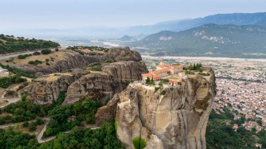 Meteora, Kalabaka, Yunanistan. Kurtarıcının Dönüşümü Manastırı. Meteora - kayalar, 600 metreye kadar. UNESCO listesinde yer alan 6 aktif Rum Ortodoks manastırı bulunuyor: Aerial View