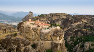 Meteora, Kalabaka, Yunanistan. Kurtarıcının Dönüşümü Manastırı. Meteora - kayalar, 600 metreye kadar. UNESCO listesinde yer alan 6 aktif Rum Ortodoks manastırı bulunuyor: Aerial View