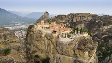 Meteora, Kalabaka, Yunanistan. Kurtarıcının Dönüşümü Manastırı. Meteora - kayalar, 600 metreye kadar. UNESCO listesinde yer alan 6 aktif Rum Ortodoks manastırı bulunuyor: Aerial View