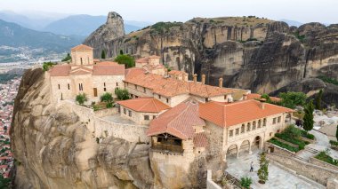 Meteora, Kalabaka, Yunanistan. Kurtarıcının Dönüşümü Manastırı. Meteora - kayalar, 600 metreye kadar. UNESCO listesinde yer alan 6 aktif Rum Ortodoks manastırı bulunuyor: Aerial View