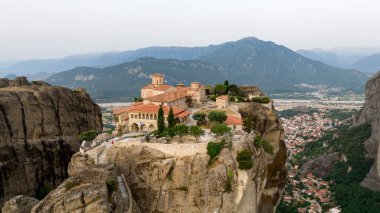 Meteora, Kalabaka, Yunanistan. Kurtarıcının Dönüşümü Manastırı. Meteora - kayalar, 600 metreye kadar. UNESCO listesinde yer alan 6 aktif Rum Ortodoks manastırı bulunuyor: Aerial View