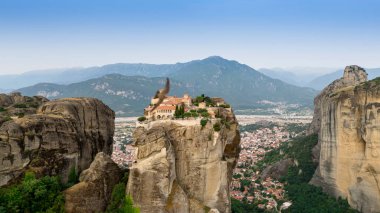 Meteora, Kalabaka, Yunanistan. Kurtarıcının Dönüşümü Manastırı. Meteora - kayalar, 600 metreye kadar. UNESCO listesinde yer alan 6 aktif Rum Ortodoks manastırı bulunuyor: Aerial View