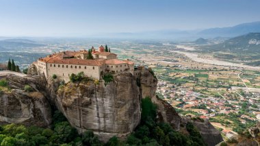 Meteora, Kalabaka, Yunanistan. Kurtarıcının Dönüşümü Manastırı. Meteora - kayalar, 600 metreye kadar. UNESCO listesinde yer alan 6 aktif Rum Ortodoks manastırı bulunuyor: Aerial View
