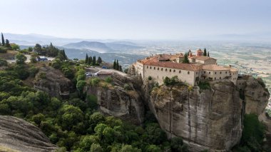 Meteora, Kalabaka, Yunanistan. Kurtarıcının Dönüşümü Manastırı. Meteora - kayalar, 600 metreye kadar. UNESCO listesinde yer alan 6 aktif Rum Ortodoks manastırı bulunuyor: Aerial View