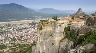 Meteora, Kalabaka, Yunanistan. Kurtarıcının Dönüşümü Manastırı. Meteora - kayalar, 600 metreye kadar. UNESCO listesinde yer alan 6 aktif Rum Ortodoks manastırı bulunuyor: Aerial View