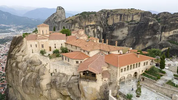Meteora, Kalabaka, Yunanistan. Kurtarıcının Dönüşümü Manastırı. Meteora - kayalar, 600 metreye kadar. UNESCO listesinde yer alan 6 aktif Rum Ortodoks manastırı bulunuyor: Aerial View