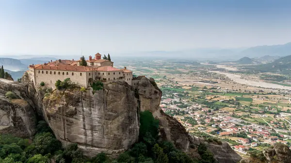 Meteora, Kalabaka, Yunanistan. Kurtarıcının Dönüşümü Manastırı. Meteora - kayalar, 600 metreye kadar. UNESCO listesinde yer alan 6 aktif Rum Ortodoks manastırı bulunuyor: Aerial View