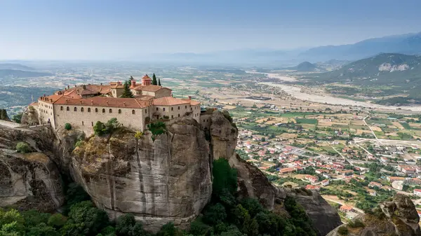 Meteora, Kalabaka, Yunanistan. Kurtarıcının Dönüşümü Manastırı. Meteora - kayalar, 600 metreye kadar. UNESCO listesinde yer alan 6 aktif Rum Ortodoks manastırı bulunuyor: Aerial View