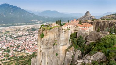 Meteora, Kalabaka, Yunanistan. Kurtarıcının Dönüşümü Manastırı. Meteora - kayalar, 600 metreye kadar. UNESCO listesinde yer alan 6 aktif Rum Ortodoks manastırı bulunuyor: Aerial View