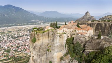 Meteora, Kalabaka, Yunanistan. Kurtarıcının Dönüşümü Manastırı. Meteora - kayalar, 600 metreye kadar. UNESCO listesinde yer alan 6 aktif Rum Ortodoks manastırı bulunuyor: Aerial View