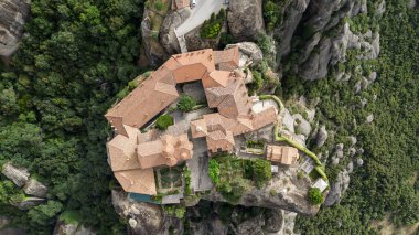 Meteora, Kalabaka, Yunanistan. Kurtarıcının Dönüşümü Manastırı. Meteora - kayalar, 600 metreye kadar. UNESCO listesinde yer alan 6 aktif Rum Ortodoks manastırı bulunuyor: Aerial View