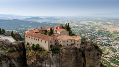Meteora, Kalabaka, Yunanistan. Kurtarıcının Dönüşümü Manastırı. Meteora - kayalar, 600 metreye kadar. UNESCO listesinde yer alan 6 aktif Rum Ortodoks manastırı bulunuyor: Aerial View