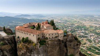 Meteora, Kalabaka, Yunanistan. Kurtarıcının Dönüşümü Manastırı. Meteora - kayalar, 600 metreye kadar. UNESCO listesinde yer alan 6 aktif Rum Ortodoks manastırı bulunuyor: Aerial View