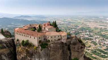 Meteora, Kalabaka, Yunanistan. Kurtarıcının Dönüşümü Manastırı. Meteora - kayalar, 600 metreye kadar. UNESCO listesinde yer alan 6 aktif Rum Ortodoks manastırı bulunuyor: Aerial View