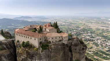 Meteora, Kalabaka, Yunanistan. Kurtarıcının Dönüşümü Manastırı. Meteora - kayalar, 600 metreye kadar. UNESCO listesinde yer alan 6 aktif Rum Ortodoks manastırı bulunuyor: Aerial View