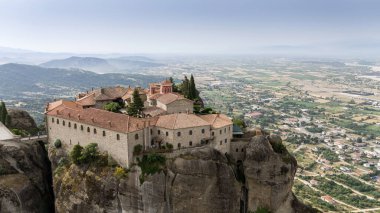 Meteora, Kalabaka, Yunanistan. Kurtarıcının Dönüşümü Manastırı. Meteora - kayalar, 600 metreye kadar. UNESCO listesinde yer alan 6 aktif Rum Ortodoks manastırı bulunuyor: Aerial View