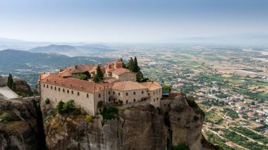 Meteora, Kalabaka, Yunanistan. Kurtarıcının Dönüşümü Manastırı. Meteora - kayalar, 600 metreye kadar. UNESCO listesinde yer alan 6 aktif Rum Ortodoks manastırı bulunuyor: Aerial View