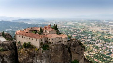 Meteora, Kalabaka, Yunanistan. Kurtarıcının Dönüşümü Manastırı. Meteora - kayalar, 600 metreye kadar. UNESCO listesinde yer alan 6 aktif Rum Ortodoks manastırı bulunuyor: Aerial View