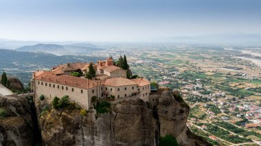 Meteora, Kalabaka, Yunanistan. Kurtarıcının Dönüşümü Manastırı. Meteora - kayalar, 600 metreye kadar. UNESCO listesinde yer alan 6 aktif Rum Ortodoks manastırı bulunuyor: Aerial View