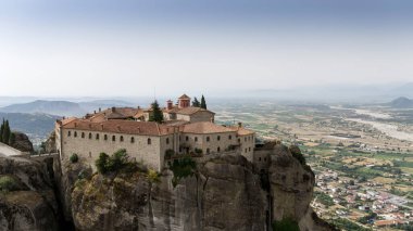 Meteora, Kalabaka, Yunanistan. Kurtarıcının Dönüşümü Manastırı. Meteora - kayalar, 600 metreye kadar. UNESCO listesinde yer alan 6 aktif Rum Ortodoks manastırı bulunuyor: Aerial View