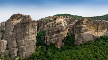 Meteora, Kalabaka, Yunanistan. Kurtarıcının Dönüşümü Manastırı. Meteora - kayalar, 600 metreye kadar. UNESCO listesinde yer alan 6 aktif Rum Ortodoks manastırı bulunuyor: Aerial View