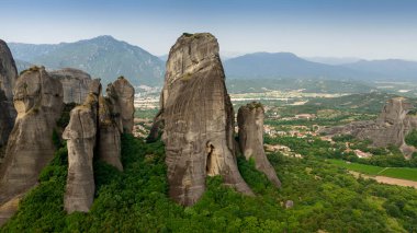 Meteora, Kalabaka, Yunanistan. Kurtarıcının Dönüşümü Manastırı. Meteora - kayalar, 600 metreye kadar. UNESCO listesinde yer alan 6 aktif Rum Ortodoks manastırı bulunuyor: Aerial View