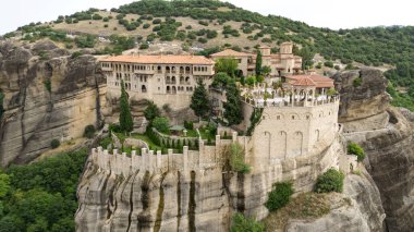 Meteora, Kalabaka, Yunanistan. Kurtarıcının Dönüşümü Manastırı. Meteora - kayalar, 600 metreye kadar. UNESCO listesinde yer alan 6 aktif Rum Ortodoks manastırı bulunuyor: Aerial View